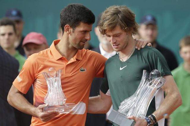 然而这场比 然而这场比